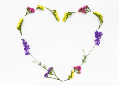 Kalp, Sevgililer çiçekler arka plan seviyorum. Üstten Görünüm, düz yatıyordu