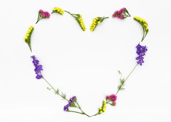 Älskar hjärtat, valentines blommor bakgrund. Ovanifrån, lägenheten låg — Stockfoto