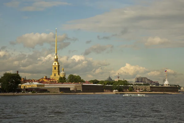 Петропавлівська фортеця переглядали від річки Нева в Санкт-Петербурзі. — стокове фото