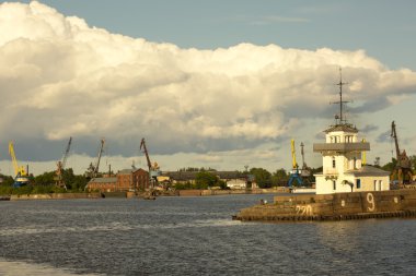 . Kronstadt limanına kapıları.