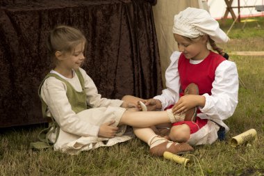 Polemiğe girmek Ortaçağ piyasada. Kızlar döşeme.