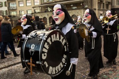 BASEL, SWitzerland, 11 Mart 2019. İsviçre, Basel 'deki geleneksel karnaval maskeleri geçit töreni..