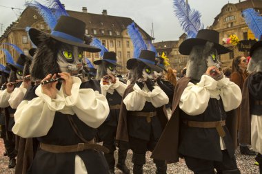 BASEL, SWitzerland, 11 Mart 2019. İsviçre, Basel 'deki geleneksel karnaval maskeleri geçit töreni..