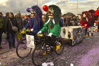 BASEL, SWitzerland, 11 Mart 2019. İsviçre, Basel 'deki geleneksel karnaval maskeleri geçit töreni..
