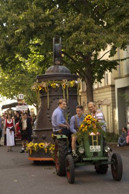 STUTTGART, ALMANY, 29 Eylül 2019. Stuttgart 'ta Volksfest. Şehir merkezinde yürüyüş..