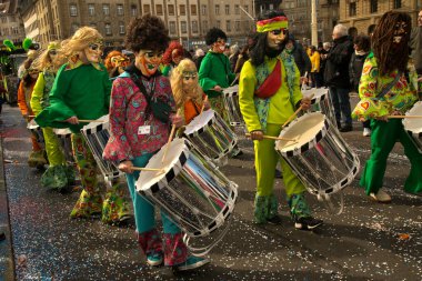 BASEL, SWitzerland, 11 Mart 2019. İsviçre, Basel 'deki geleneksel karnaval maskeleri geçit töreni..