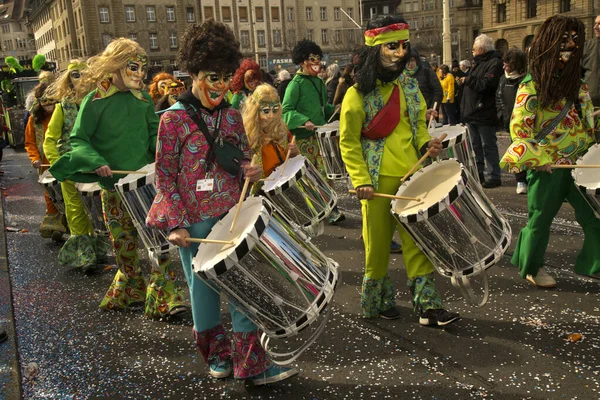 Basel Switzerland Maaliskuuta 2019 Perinteinen Karnevaaliparaati Karnevaalinaamareissa Baselissa Sveitsissä — kuvapankkivalokuva
