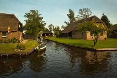 GİTORN, NETHERLANDS, 31 AĞUSTOS 2019. Hollanda 'daki Giethoorn köyünün pitoresk kanallarının manzarası..