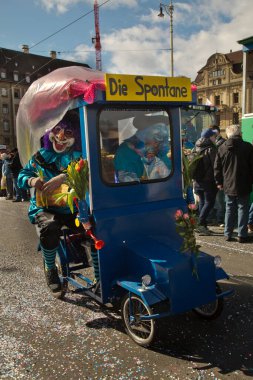 BASEL, SWitzerland, 11 Mart 2019. İsviçre, Basel 'deki geleneksel karnaval maskeleri geçit töreni..
