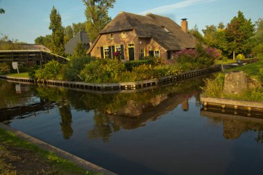 GİTORN, NETHERLANDS, 31 AĞUSTOS 2019. Hollanda 'daki Giethoorn köyünün pitoresk kanallarının manzarası..