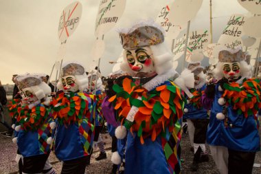 BASEL, SWitzerland, 11 Mart 2019. İsviçre, Basel 'deki geleneksel karnaval maskeleri geçit töreni..