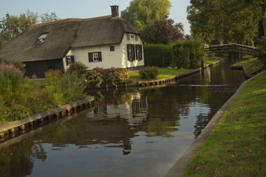 GİTORN, NETHERLANDS, 31 AĞUSTOS 2019. Hollanda 'daki Giethoorn köyünün pitoresk kanallarının manzarası..