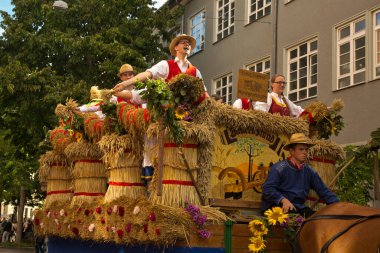 STUTTGART, ALMANY, 29 Eylül 2019. Stuttgart 'ta Volksfest. Şehir merkezinde yürüyüş..