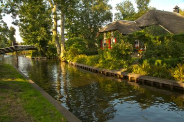 GİTORN, NETHERLANDS, 31 AĞUSTOS 2019. Hollanda 'daki Giethoorn köyünün pitoresk kanallarının manzarası..