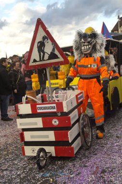 BASEL, SWitzerland, 11 Mart 2019. İsviçre, Basel 'deki geleneksel karnaval maskeleri geçit töreni..