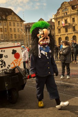 BASEL, SWitzerland, 11 Mart 2019. İsviçre, Basel 'deki geleneksel karnaval maskeleri geçit töreni..