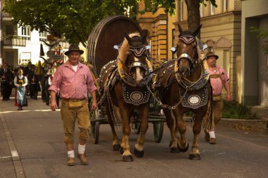 STUTTGART, ALMANY, 29 Eylül 2019. Stuttgart 'ta Volksfest. Şehir merkezinde yürüyüş..