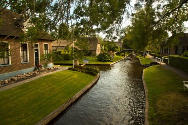 GİTORN, NETHERLANDS, 31 AĞUSTOS 2019. Hollanda 'daki Giethoorn köyünün pitoresk kanallarının manzarası..