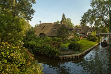 GİTORN, NETHERLANDS, 31 AĞUSTOS 2019. Hollanda 'daki Giethoorn köyünün pitoresk kanallarının manzarası..
