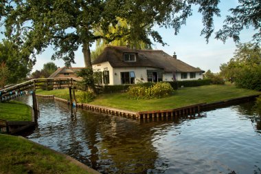 GİTORN, NETHERLANDS, 31 AĞUSTOS 2019. Hollanda 'daki Giethoorn köyünün pitoresk kanallarının manzarası..