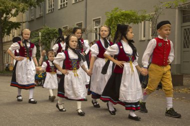 STUTTGART, ALMANY, 29 Eylül 2019. Stuttgart 'ta Volksfest. Şehir merkezinde yürüyüş..