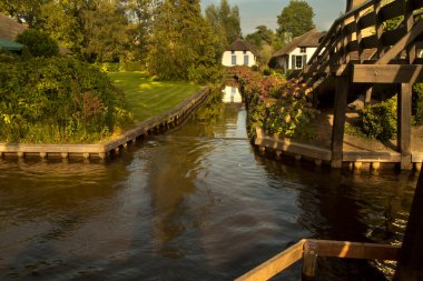 GİTORN, NETHERLANDS, 31 AĞUSTOS 2019. Hollanda 'daki Giethoorn köyünün pitoresk kanallarının manzarası..