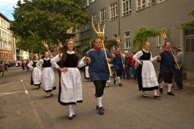 STUTTGART, ALMANY, 29 Eylül 2019. Stuttgart 'ta Volksfest. Şehir merkezinde yürüyüş..