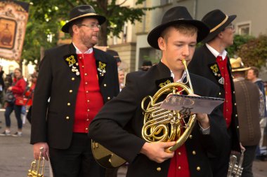 STUTTGART, ALMANY, 29 Eylül 2019. Stuttgart 'ta Volksfest. Şehir merkezinde yürüyüş..