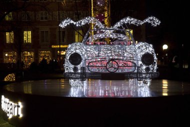 DÜŞTÜR. GERÇEK. 04 ARALIK 2019. Almanya 'nın Stuttgart kentindeki Noel pazarında hafif tesisler.