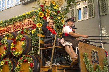 STUTTGART, ALMANY, 29 Eylül 2019. Stuttgart 'ta Volksfest. Şehir merkezinde yürüyüş..