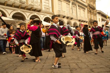 CUENCA, Ekvador, 29 Haziran 2019. Aziz Peter ve Paul gününde Cuenca, Ekvador 'da geleneksel geçit töreni. 