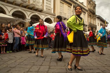CUENCA, Ekvador, 29 Haziran 2019. Aziz Peter ve Paul gününde Cuenca, Ekvador 'da geleneksel geçit töreni. 