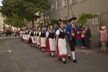 STUTTGART, ALMANY, 29 Eylül 2019. Stuttgart 'ta Volksfest. Şehir merkezinde yürüyüş..