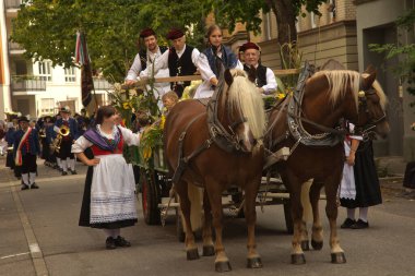 STUTTGART, ALMANY, 29 Eylül 2019. Stuttgart 'ta Volksfest. Şehir merkezinde yürüyüş..