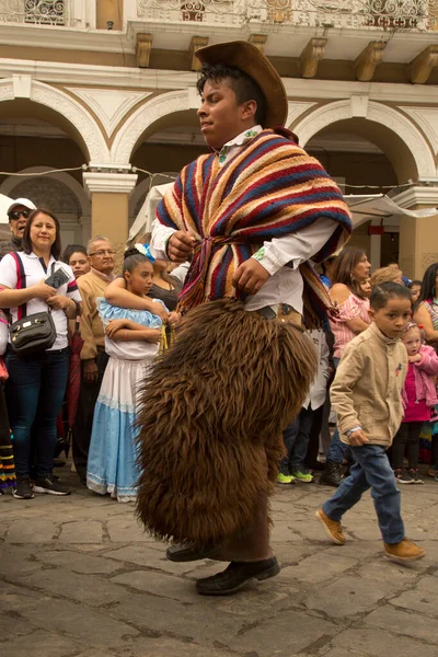 CUENCA, Ekvador, 29 Haziran 2019. Aziz Peter ve Paul gününde Cuenca, Ekvador 'da geleneksel geçit töreni. 