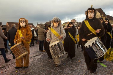 BASEL, SWitzerland, 11 Mart 2019. İsviçre, Basel 'deki geleneksel karnaval maskeleri geçit töreni..