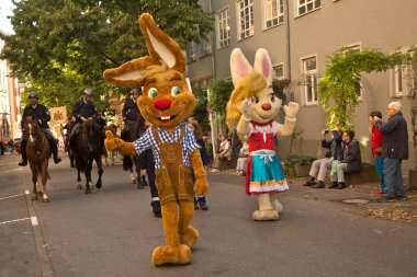 STUTTGART, ALMANY, 29 Eylül 2019. Stuttgart 'ta Volksfest. Şehir merkezinde yürüyüş..