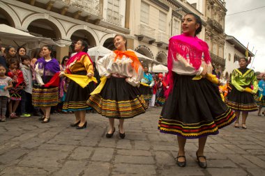 CUENCA, Ekvador, 29 Haziran 2019. Aziz Peter ve Paul gününde Cuenca, Ekvador 'da geleneksel geçit töreni. 