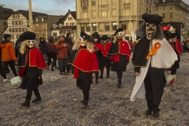 BASEL, SWitzerland, 11 Mart 2019. İsviçre, Basel 'deki geleneksel karnaval maskeleri geçit töreni..