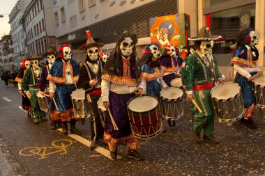 BASEL, SWitzerland, 11 Mart 2019. İsviçre, Basel 'deki geleneksel karnaval maskeleri geçit töreni..