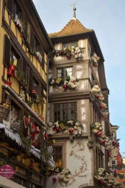 STRASBOURG, FRANSA 31 Aralık 2019. Strazburg, Fransa 'da bir binanın Noel süslemeleri. 