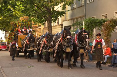 STUTTGART, ALMANY, 29 Eylül 2019. Stuttgart 'ta Volksfest. Şehir merkezinde yürüyüş..