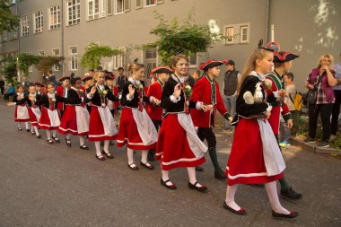 STUTTGART, ALMANY, 29 Eylül 2019. Stuttgart 'ta Volksfest. Şehir merkezinde yürüyüş..