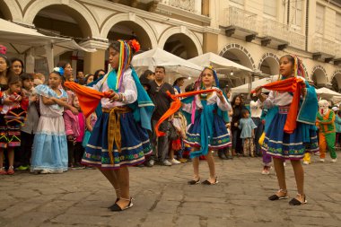 CUENCA, Ekvador, 29 Haziran 2019. Aziz Peter ve Paul gününde Cuenca, Ekvador 'da geleneksel geçit töreni. 