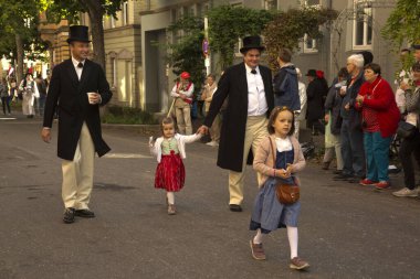 STUTTGART, ALMANY, 29 Eylül 2019. Stuttgart 'ta Volksfest. Şehir merkezinde yürüyüş..