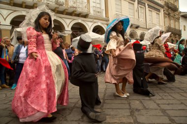 CUENCA, Ekvador, 29 Haziran 2019. Aziz Peter ve Paul gününde Cuenca, Ekvador 'da geleneksel geçit töreni. 