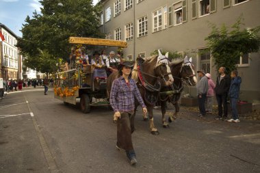 STUTTGART, ALMANY, 29 Eylül 2019. Stuttgart 'ta Volksfest. Şehir merkezinde yürüyüş..