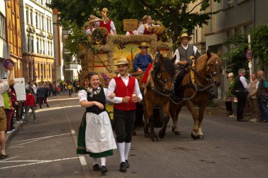 STUTTGART, ALMANY, 29 Eylül 2019. Stuttgart 'ta Volksfest. Şehir merkezinde yürüyüş..