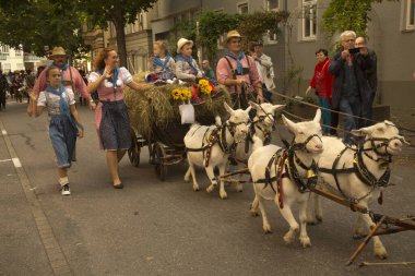 STUTTGART, ALMANY, 29 Eylül 2019. Stuttgart 'ta Volksfest. Şehir merkezinde yürüyüş..