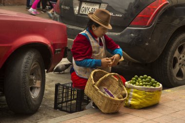 CUENCA, Ekvador, 29 Haziran 2019. Bir kadın Cuenca, Ekvador 'da bir sokakta meyve satıyor.. 